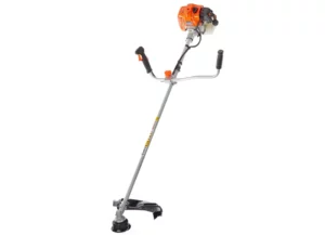 Desbrozadora Anova D52B gasolina sobre fondo blanco