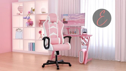 Escritorio con mesa, ordenador y silla gamer rosa