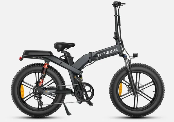 Bicicleta eléctrica plegable Engwe de color gris oscuro con ruedas anchas y amortiguadores traseros, sobre fondo gris claro