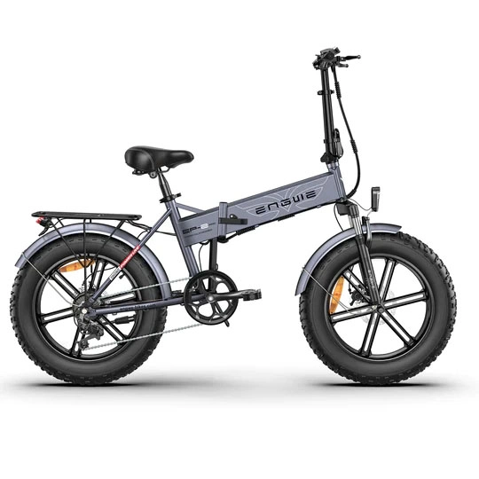 Bicicleta eléctrica plegable de color gris de la marca Engwe con ruedas gordas. El fondo es de color blanco