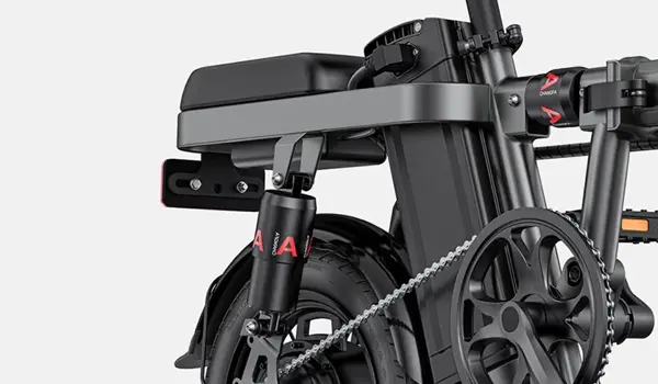 detalle de la batería y los amortiguadores de una bicicleta eléctrica negra sobre fondo gris claro