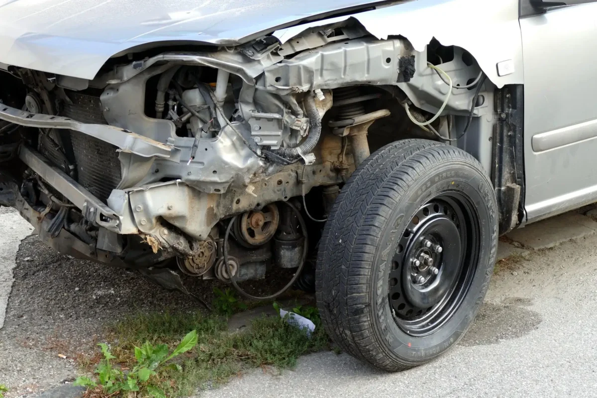 Coche accidentado con daños en la parte frontal