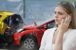 Mujer llamando a un abogado tras sufrir un accidente de tráfico.